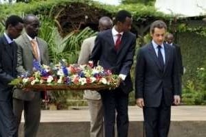 Nicolas Sarkozy rend hommage aux victimes du génocide rwandais de 1994, à Kigali le 25 février 20 © Reuters