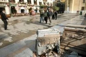 Un banc détruit devant la mosquée Al-Hussein au Caire, le 23 février 2009 © AFP