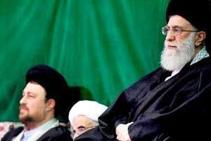 Hassan Khomeiny au côté du Guide suprême Ali Khamenei le 26 décembre 2009 © Sipa