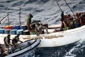 Commando de la marine française arraisonnant un équipage de pirates en novembre dernier © AFP