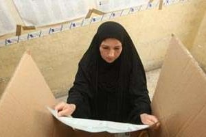Une irakienne dans un bureau de vote près de Bagdad, le 7 mars 2010 © AFP