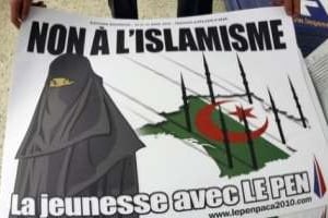 L’affiche du Front national dénonçant l’islamisme, le 17 février 2010, à Nice © E.GAILLARD / REUTERS