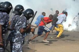 Les forces de l’ordre dispersent des manifestants dans les rues de Lomé le 7 mars © AFP