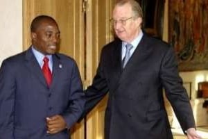 Le roi Albert II accueille Joseph Kabila le 10 février 2004 au Palais royal de Bruxelles © AFP