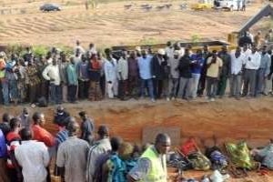 Des habitants du village de Dogo Nahawa enterrent collectivement les victimes des tueries ethniques © AFP
