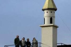 Un faux minaret érigé par un Suisse en guise de protestation près de Lausanne © AFP
