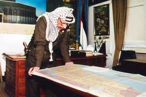 Yasser Arafat dans son bureau tunisois, avenue Jugurtha, en janvier 1994 © Maher Attar/Sygma/Corbis