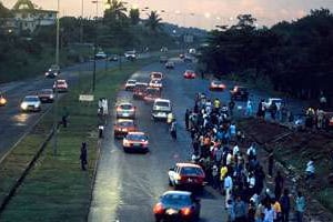 Dès l’aurore, à Libreville, les salariés galèrent pour trouver un moyen d’arriver à l’heure © Christian Dumont/REA