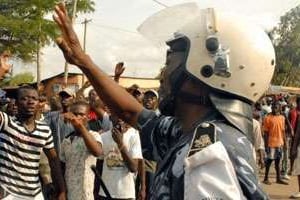 Des manifestants de l’opposition crient des slogans face à un policier, le 9 mars 2010 à Lomé. © AFP