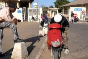 L’entrée de la base militaire française à Dakar le 20 février 2010 © AFP