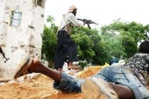 Des islamistes insurgés tirent sur les troupes gouvernementales le 22 mai 2009 à Mogadiscio © AFP