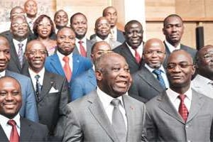 La nouvelle équipe gouvernementale rassemblée autour de Laurent Gbagbo © AFP