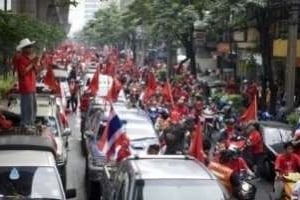 Des « chemises rouges » manifestent contre le gouvernement le 17 mars à Bangkok. © AFP