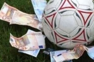 Football et argent : un système fragile qui menace de s’effondrer. © D.R