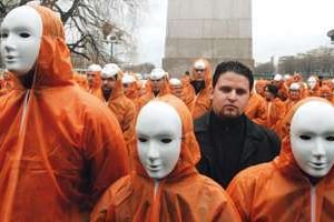 Mourad Benchellali milite avec Amnesty pour la fermeture de Guantanamo en 2007 à Paris. © Sipa