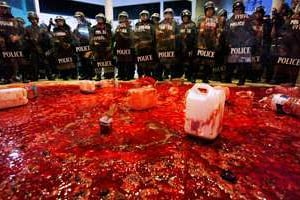 Trois cent litres de sang déversés devant le QG du gouvernement, le 16 mars à Bangkok. © Reuters