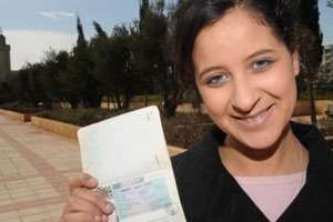 La Marocaine Najlae Lhimer montre son visa, le 10 mars 2010 à Rabat. © AFP