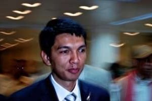 A.Rajoelina continue sa politique unilatérale, la communauté internationale lui tournant le dos. © AFP