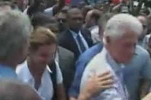 Bush s’essuie la main sur la chemise de Bill Clinton. © BBC