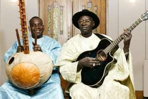 Avec Toumani Diabaté (à g.), en 2005. © Youri Lenquette