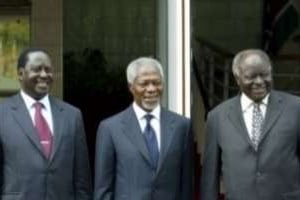Raila Odinga, Kofi Annan et Mwai Kibaki le 7 octobre 2009 à Nairobi. © AFP