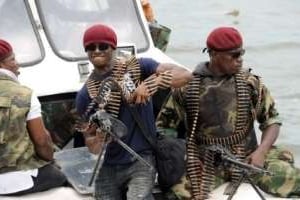 Des combattants armés du sud pétrolifère viennent rendre les armes, le 3 octobre 2009. © AFP