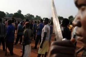 Un groupe de défense contre les attaques de la LRA, la rebellion ougandaise, à Bangadi en 2009. © AFP