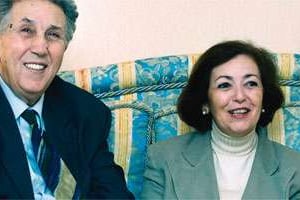 L’épouse d’Ahmed Ben Bella (ici à Beyrouth avec lui, en 2001) est décédée le 23 mars. © AFP