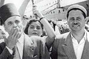 Farhat Hached (à dr.) accueillant Habib Bourguiba à son retour d’Égypte, le 8 septembre 1949. © Kahia