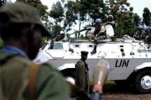 Des militaires congolais près de Casques bleus de l’Onu, le 8 novembre 2008 près de Goma, en RDC. © AFP
