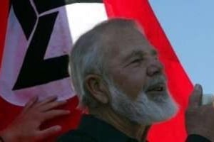 Eugene Terre’Blanche, champion de la suprématie blanche, le 11 juin 2004 à sa sortie de prison. © AFP