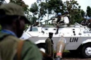 Des militaires congolais près de Casques bleus de l’Onu, le 8 novembre 2008 près de Goma, en RDC. © AFP