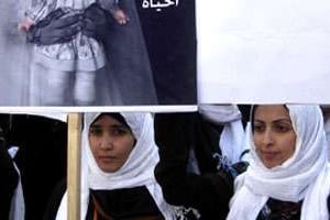Des lycéennes protestent contre le mariage des fillettes, le 23 mars, devant le Parlement, à Sanaa © AP/SIPA