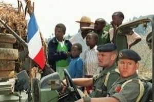 Des soldats français de l’opération Turquoise, le 26 juin 1994 à Kayove. © AFP