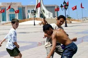 Des jeunes tunisois sur la place de l’Hôtel-de-Ville. © Agostino Pacciani
