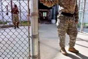Un garde à l’entrée d’une cour de Guantanamo, le 21 janvier 2009. © Armée américaine