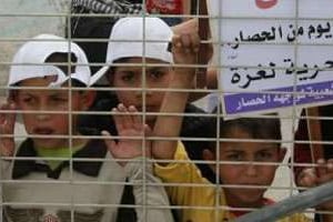 Des enfants palestiniens manifestent contre le blocus de Gaza par Israël au point de passage d’Erez © AFP
