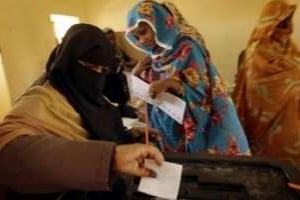Une Soudanaise vote le 12 avril 2010 à Hosh Bannaga, ville natale du président Omar el-Béchir. © AFP – Patrick Baz