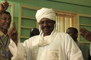 Le président soudanais Omar el-Béchir vote à Khartoum, le 11 avril 2010. © AFP
