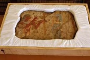 L’un des cinq fragments de fresque restitués par le Louvre à l’Égypte. © AFP