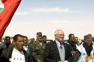 Christopher Ross (au centre) lors d’une visite à Tindouf, le 22 février 2009. © AFP
