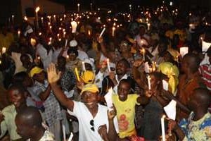 Une marche à la bougie, mercredi 14 avril, pour protester contre la réélection de F. Gnassingbé. © Jean-Claude Abalo pour J.A