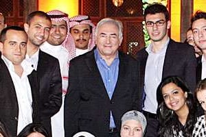 Dominique Strauss-Khan, directeur général du FMI, entouré de jeunes étudiants arabes. © FMI
