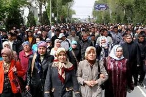 Manifestation antigouvernementale à Jalalabad, dans le sud du pays, le 12 avril. © MAXIM SHIPENKOV/EPA