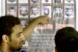 Affiche de terroristes recherchés par les autorités saoudiennes, marché de Djeddah. © AMR NABIL/SIPA