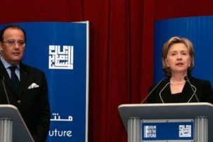 Hillary Clinton et le ministre marocain des Affaires étrangères, le 3 novembre 2009 à Marrakech. © Reuters