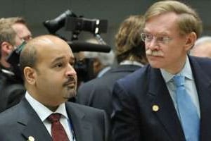 M. Al Khalifa, ministre des finances de Bahreïn, et R. Zoellick, président de la Banque mondiale. © AFP