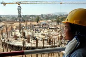 Les ouvriers chinois travaillent 7 jours sur 7 sur le chantier d’Addis-Abeba. © AFP