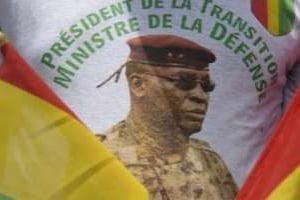 Un Guinéen porte un T-shirt représentant Sékouba Konaté, pour l’accueillir à Abidjan, en avril. © AFP