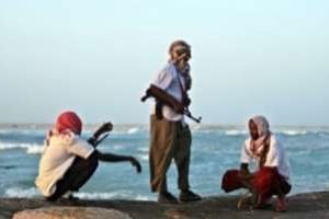 Des pirates armés surveillent la côte dans le nord-est de la Somalie, le 4 janvier 2010. © AFP